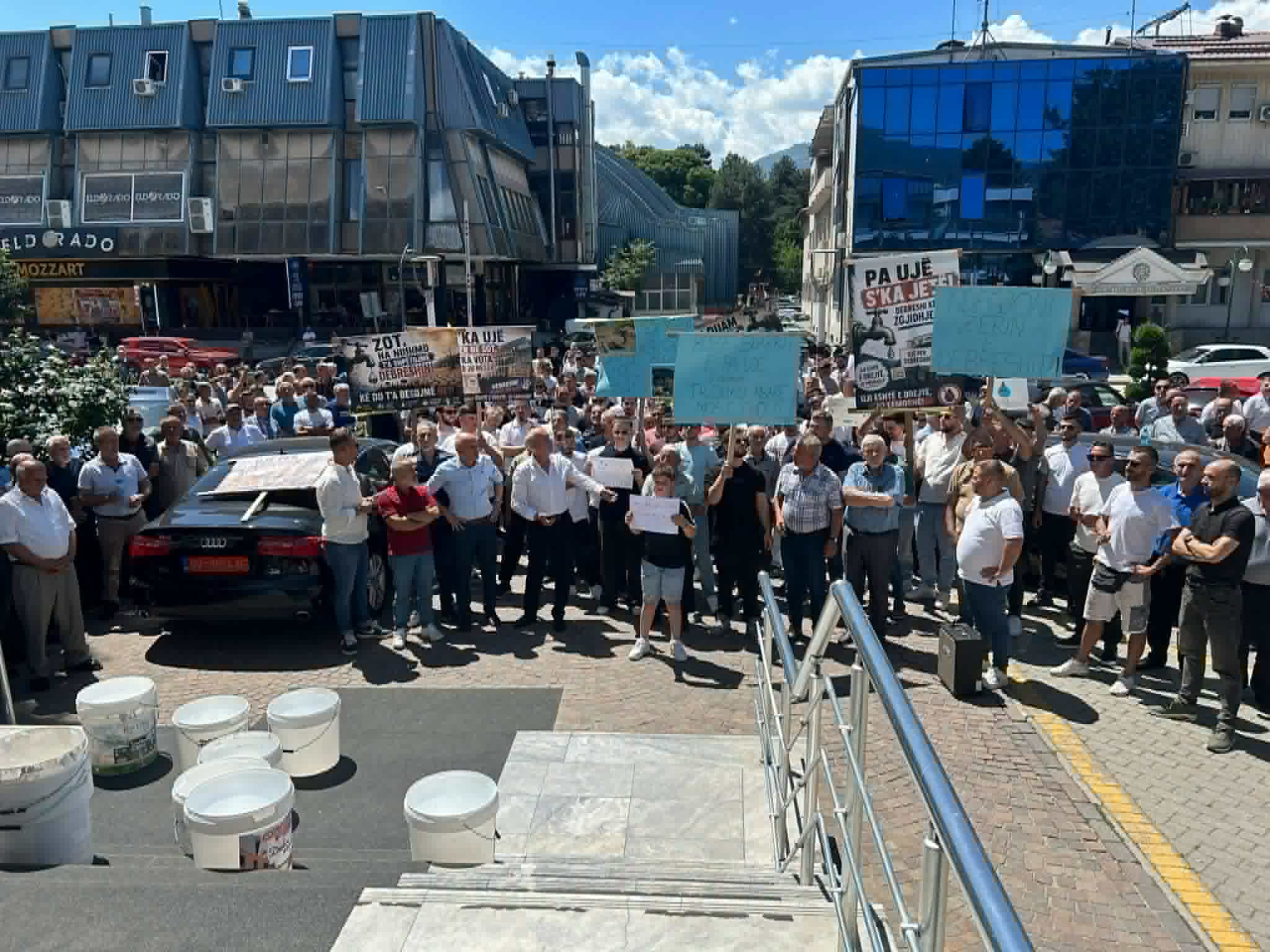 Banorët në protestë   Komuna e Gostivarit  Për një muaj pritet zgjidhja e problemit me ujin në Debresh