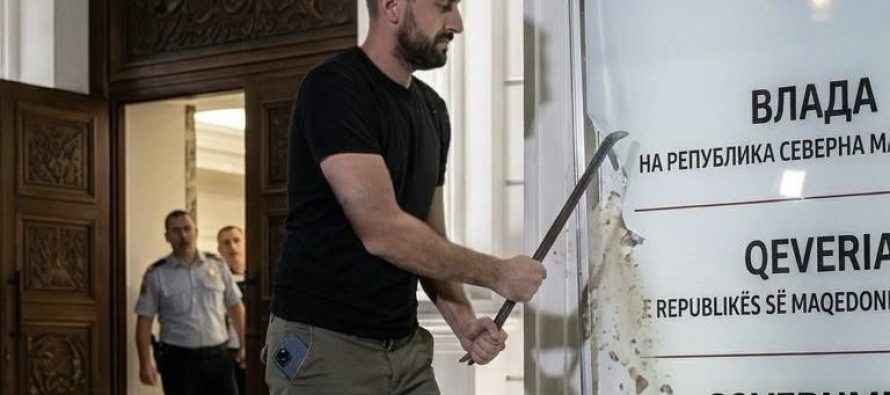 Çka i ndodh shtetit: Petar Bogojevski demolon mbishkrimin “Maqedonia e Veriut” në objektin e Qeverisë