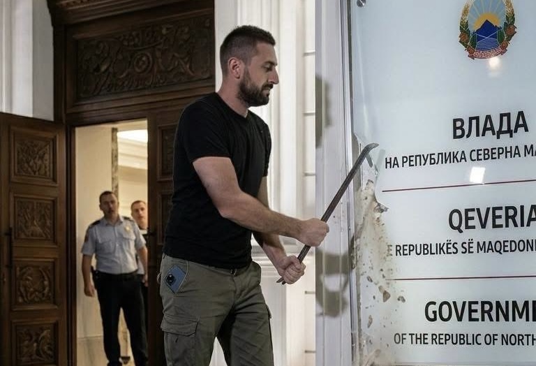 Çka i ndodh shtetit  Petar Bogojevski demolon mbishkrimin  Maqedonia e Veriut  në objektin e Qeverisë