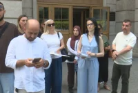 “Edhe breshkë të ishte, do t’i sillte dokumentet” – punonjësit e Klinikës së Fëmijëve me protestë dhe dokumente në duar