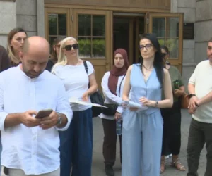 “Edhe breshkë të ishte, do t’i sillte dokumentet” – punonjësit e Klinikës së Fëmijëve me protestë dhe dokumente në duar
