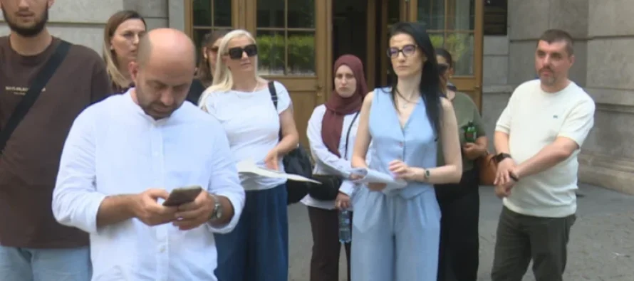 “Edhe breshkë të ishte, do t’i sillte dokumentet” – punonjësit e Klinikës së Fëmijëve me protestë dhe dokumente në duar