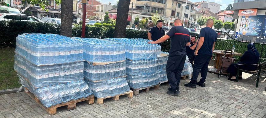 Komuna e Gostivarit shpërndan ujë të pijshëm falas për familjet në nevojë