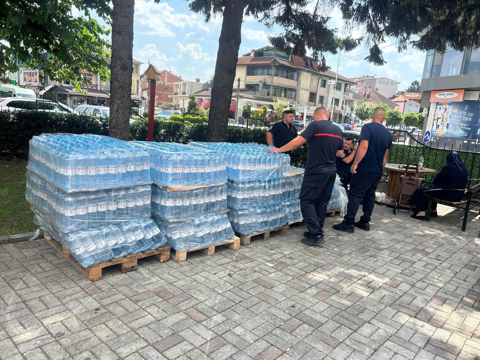 Komuna e Gostivarit shpërndan ujë të pijshëm falas për familjet në nevojë