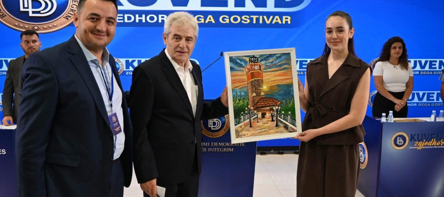 Surprizë e veçantë për Ali Ahmetin në Kuvendin e BDI-së në Gostivar – talentja Amina Selimi i dhuron një pikturë me simbolikën e qytetit