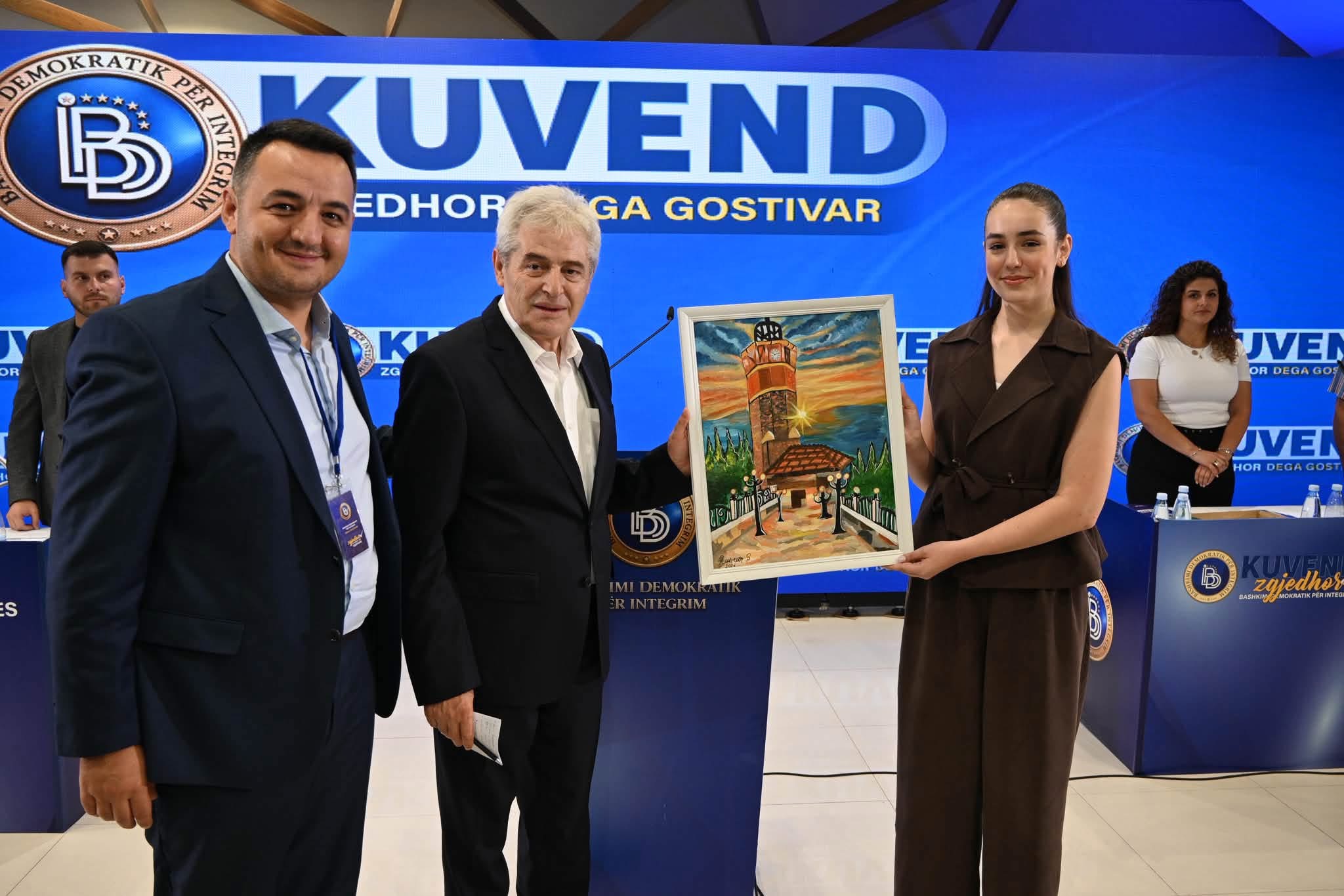 Surprizë e veçantë për Ali Ahmetin në Kuvendin e BDI së në Gostivar   talentja Amina Selimi i dhuron një pikturë me simbolikën e qytetit