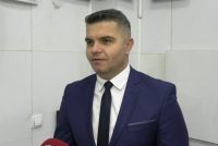 “Mlladiqi ‘hero’ nga zyrtarët e Qeverisë? Kitanoviqit i kërkohet të tërheqë qëndrimin