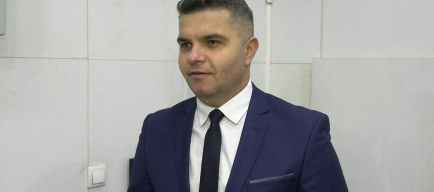 “Mlladiqi ‘hero’ nga zyrtarët e Qeverisë? Kitanoviqit i kërkohet të tërheqë qëndrimin