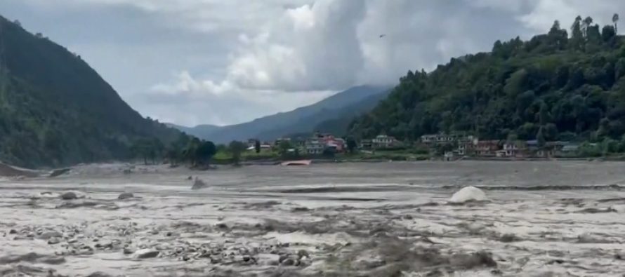 Përmbytjet në Nepal: Mbi 900 të vdekur, mbi 4 mijë të zhdukur