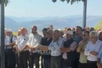 Ka politikë, por ka edhe njerëzillëk – Ali Ahmeti në varrimin e babait të Izet Mexhitit