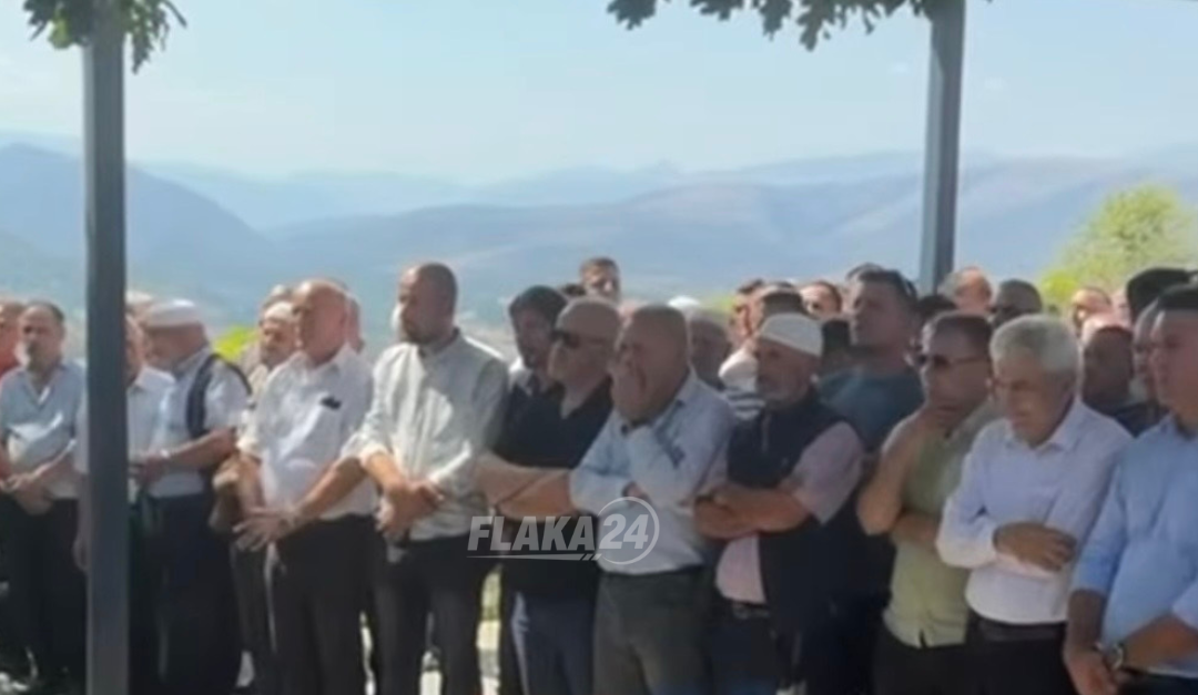 Ka politikë  por ka edhe njerëzillëk   Ali Ahmeti në varrimin e babait të Izet Mexhitit