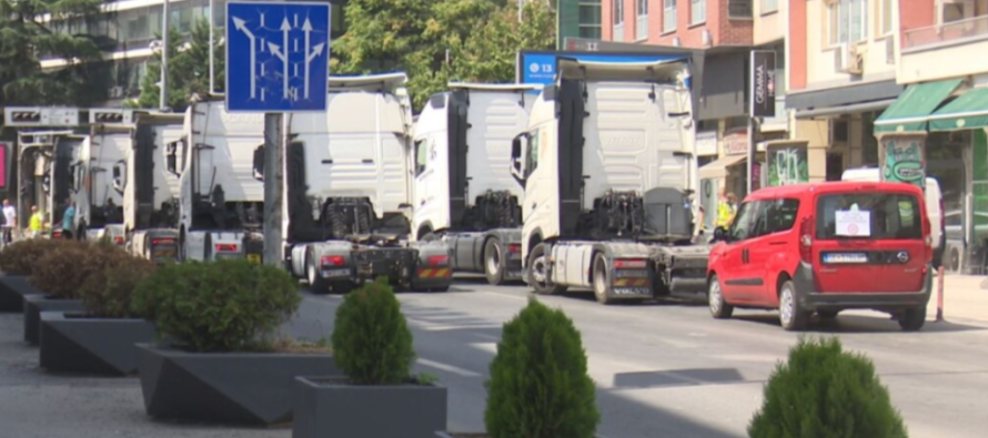 17 mijë shoferë në pritje të zgjidhjes – transportuesit paralajmërojnë bllokadë të kufijve