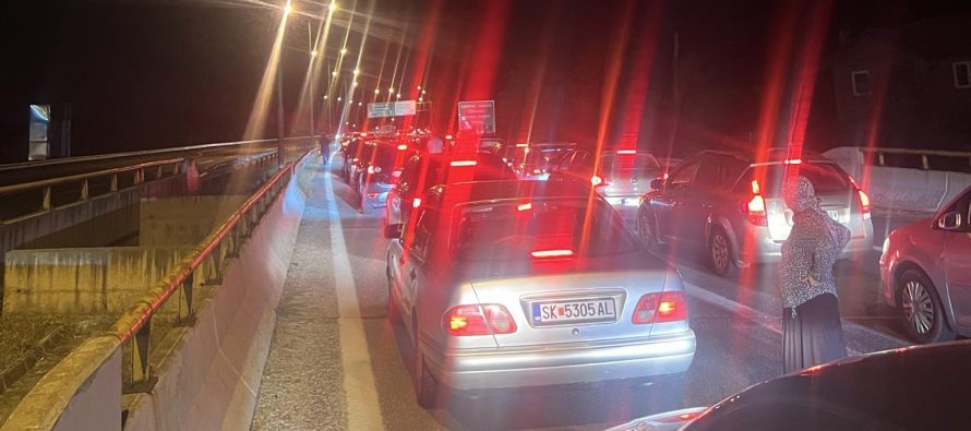 Tre orë pritje në Tabanoc – mërgimtarët përballen me gjobat e kamerave “Safe City”