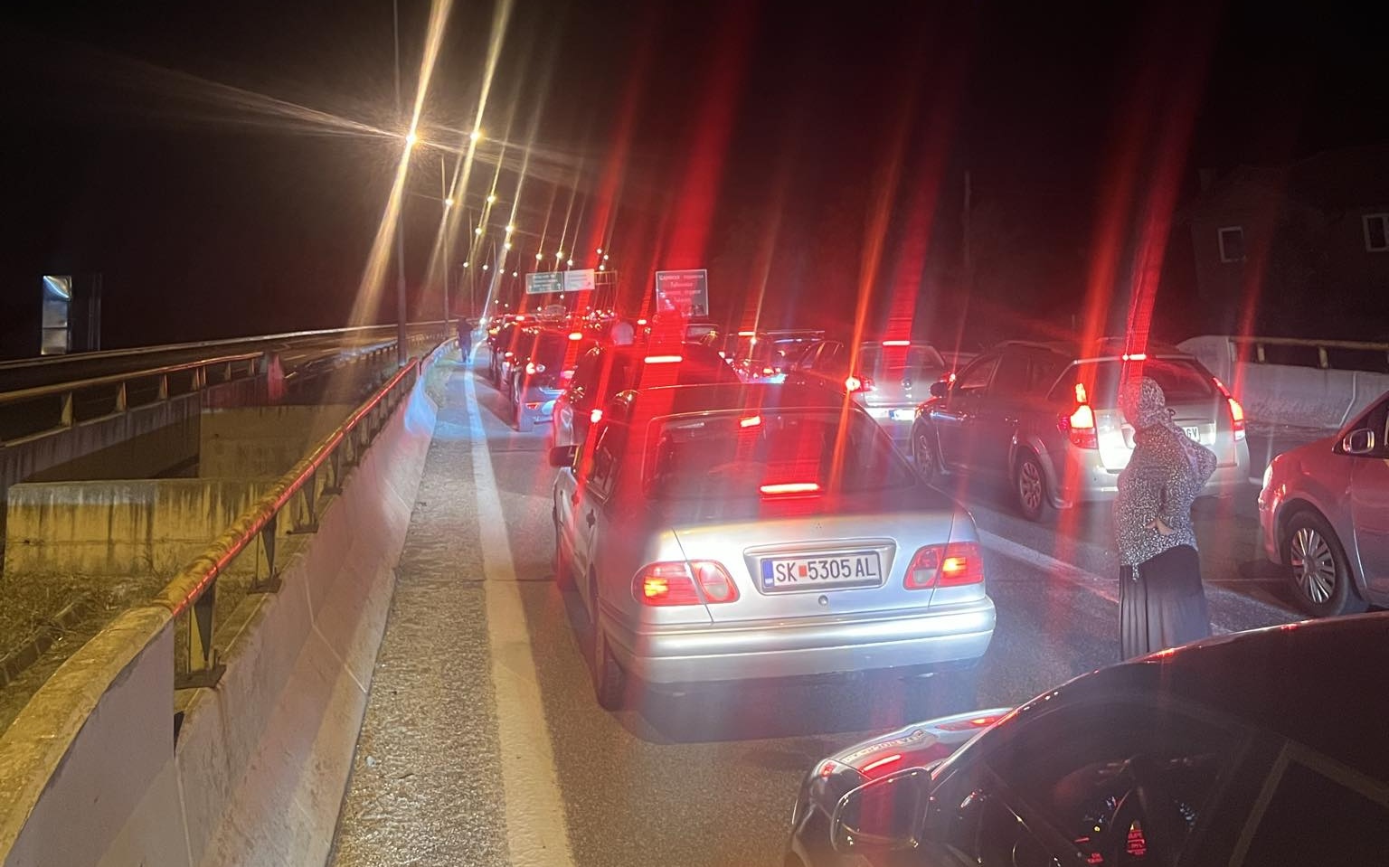 Tre orë pritje në Tabanoc   mërgimtarët përballen me gjobat e kamerave  Safe City 