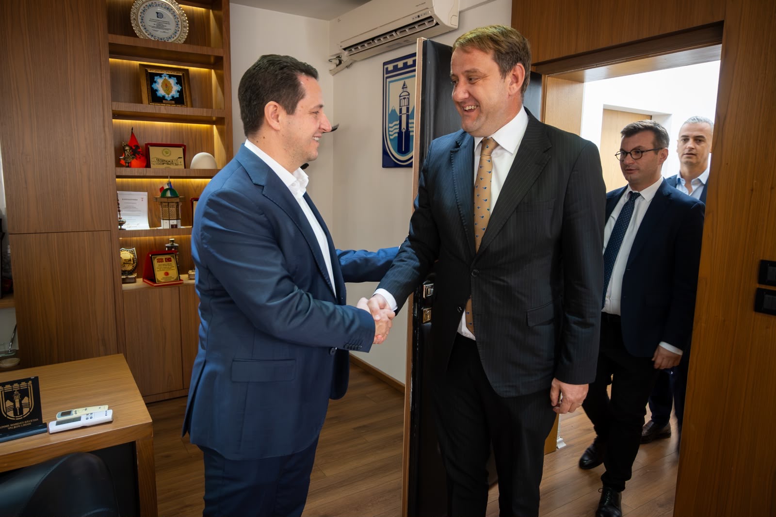 Limani pret ambasadorin e Kosovës  Florian Qehaja