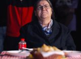 RRËQETHËSE: Nëna që humbi burrin dhe katër djemtë, sonte doli në protestë – “Jo në emrin tim”
