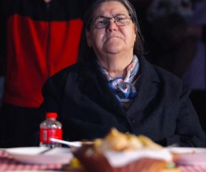 RRËQETHËSE: Nëna që humbi burrin dhe katër djemtë, sonte doli në protestë – “Jo në emrin tim”