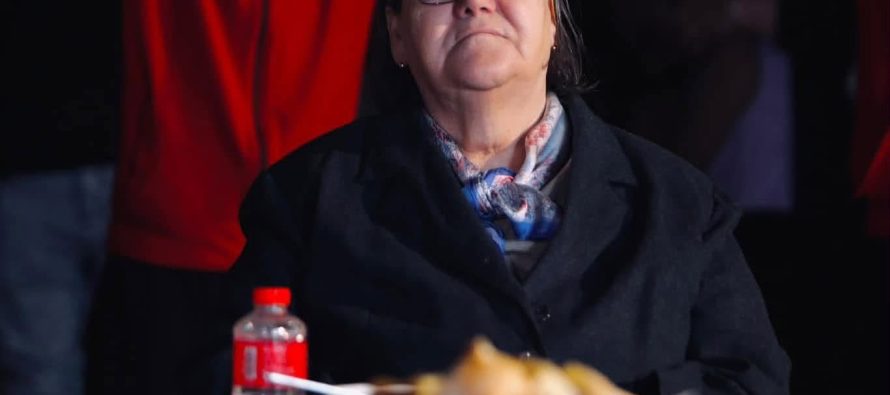 RRËQETHËSE: Nëna që humbi burrin dhe katër djemtë, sonte doli në protestë – “Jo në emrin tim”
