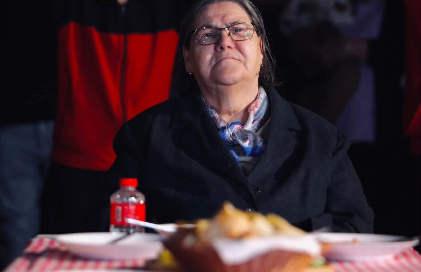 RRËQETHËSE  Nëna që humbi burrin dhe katër djemtë  sonte doli në protestë    Jo në emrin tim 