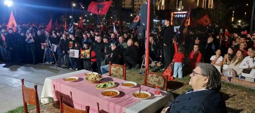 Një tavolinë e shtruar për ata që nuk u kthyen kurrë