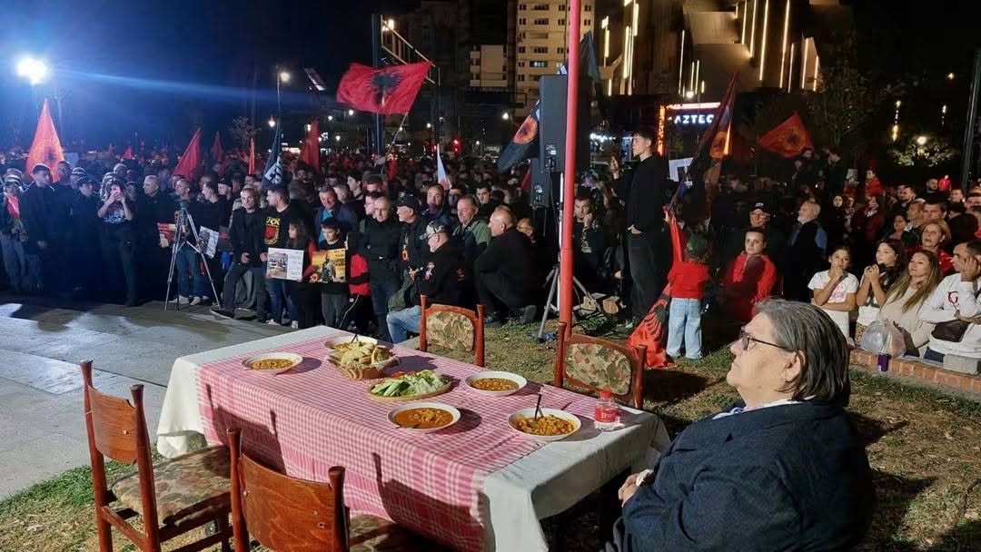 Një tavolinë e shtruar për ata që nuk u kthyen kurrë