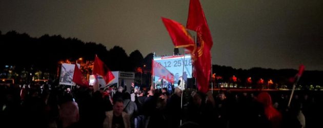 Orët vendimtare, qindra shqiptarë po qëndrojnë në Hagë – VIDEO