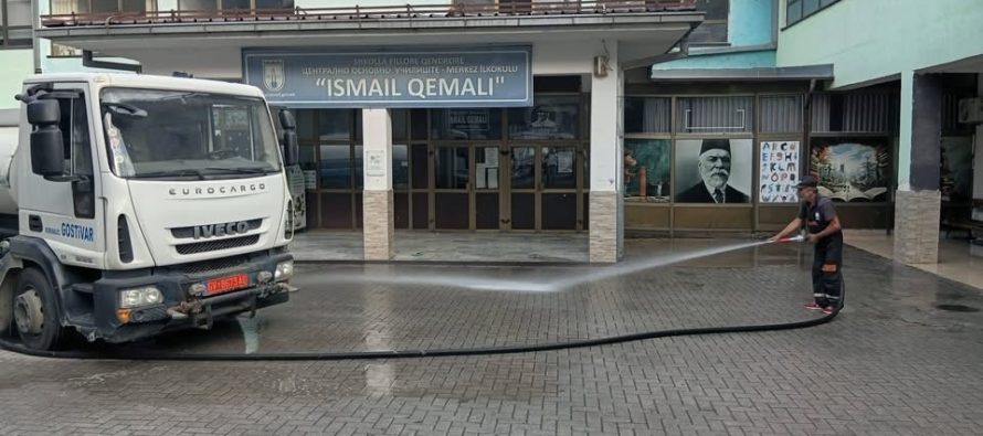 Gostivar, “Komunalec” pastron oborret e shkollave para fillimit të vitit të ri shkollor