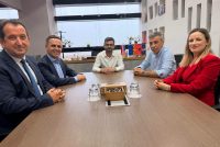 Tre muaj pas “shkrirjes”, flamujt partiakë ende në zyrat e VLEN-it