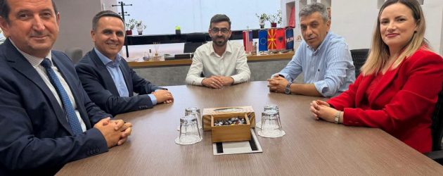 Tre muaj pas “shkrirjes”, flamujt partiakë ende në zyrat e VLEN-it