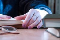 EVN hap dy programe bursash për studentë dhe nxënës: deri në 10.000 denarë në muaj – Aplikoni tani!