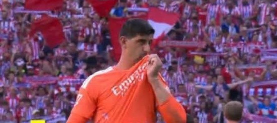 Thibaut Courtois puth stemën e Real Madridit para tifozëve të Atlético Madridit