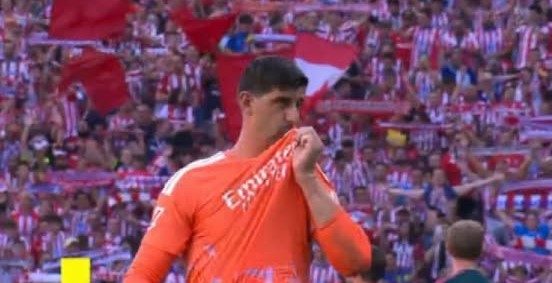 Thibaut Courtois puth stemën e Real Madridit para tifozëve të Atlético Madridit