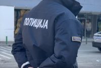 Polici tërhiqet zvarrë nga automjeti gjatë aksionit në Bllacë, sulmohet gjatë ndalimit