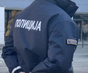 Me thikë drejt policëve, njëri përfundon me plagë të rënda