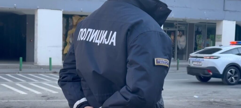 Polici tërhiqet zvarrë nga automjeti gjatë aksionit në Bllacë  sulmohet gjatë ndalimit