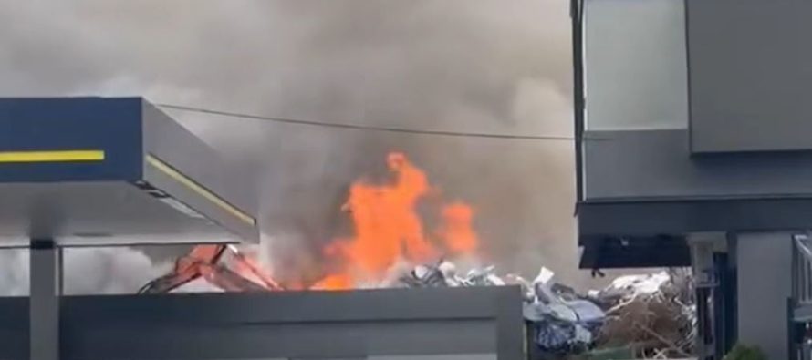 Detaje nga zjarri që përfshiu varrezën e makinave në Tetovë