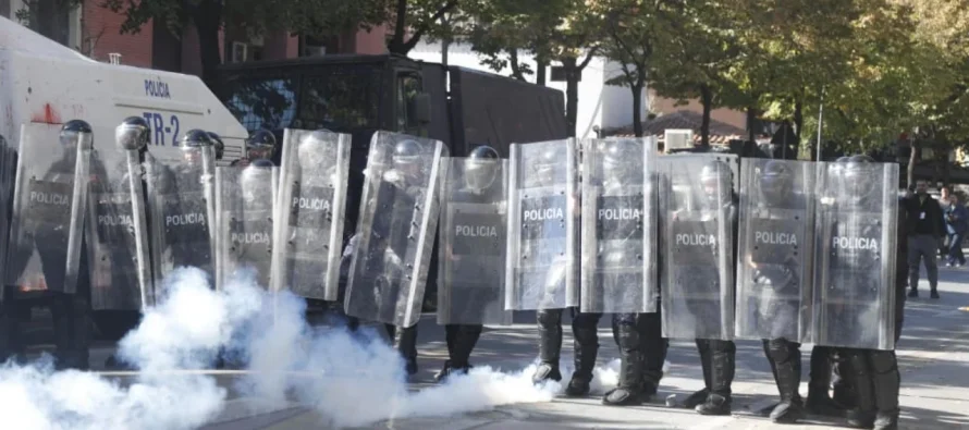 Protesta në Tiranë, 3 të lënduar gjatë ditës së sotme, mes tyre një i mitur dhe një përfaqësues i medias