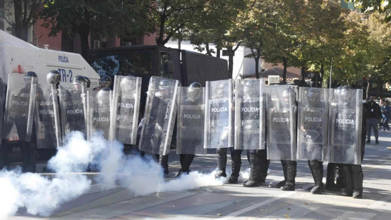 Protesta në Tiranë  3 të lënduar gjatë ditës së sotme  mes tyre një i mitur dhe një përfaqësues i medias
