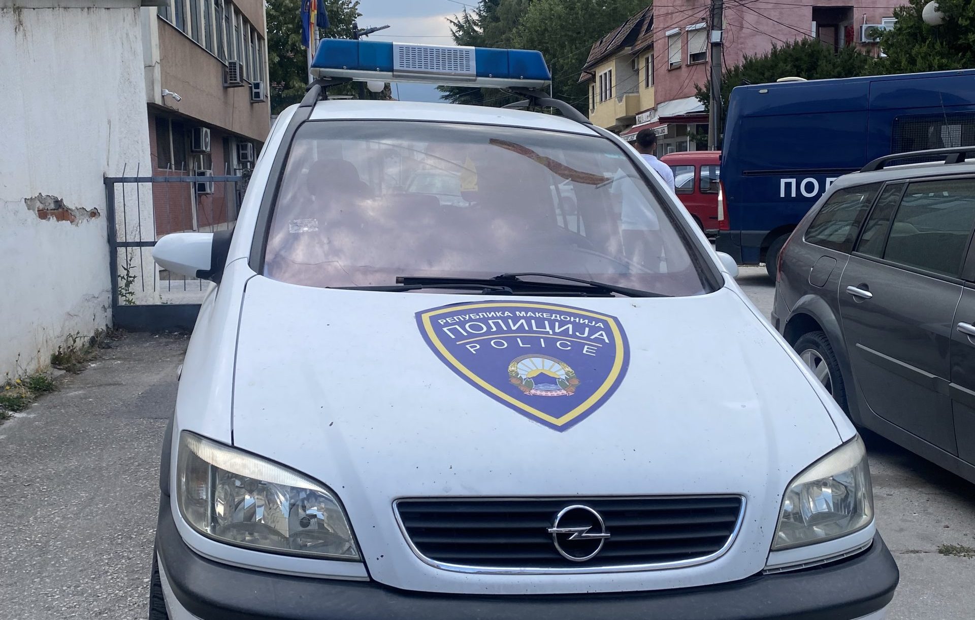 30-vjecari-ndalohet-ne-negotine-dyshohet-se-vodhi-nga-dy-automjete