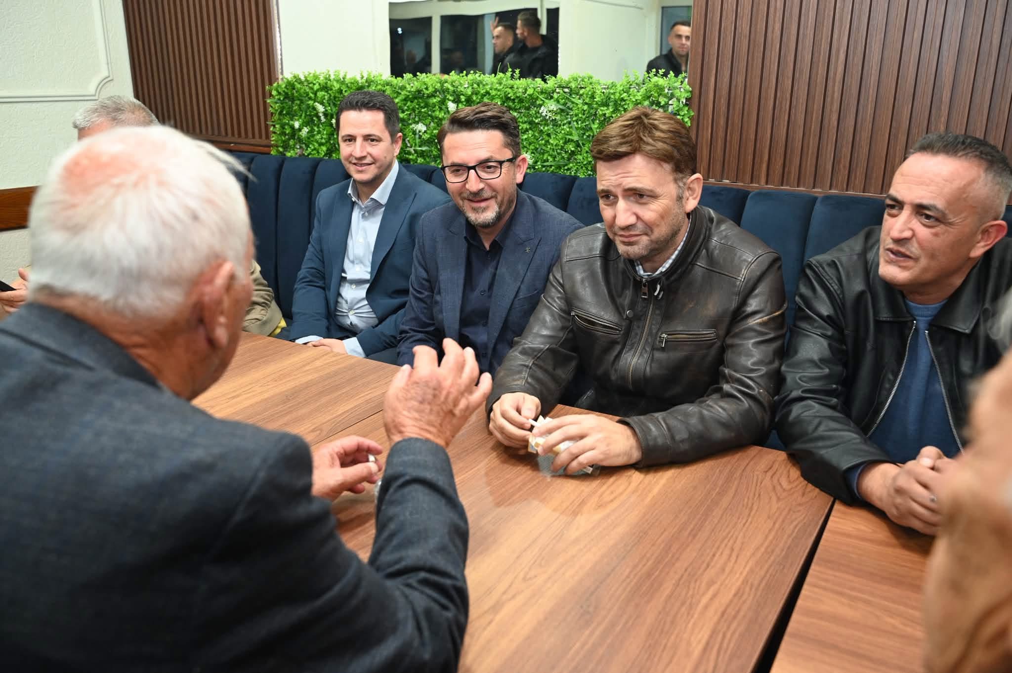 Arkin Jahiji  Bujar Osmani dhe Valbon Limani takojnë banorët e Radiovcës