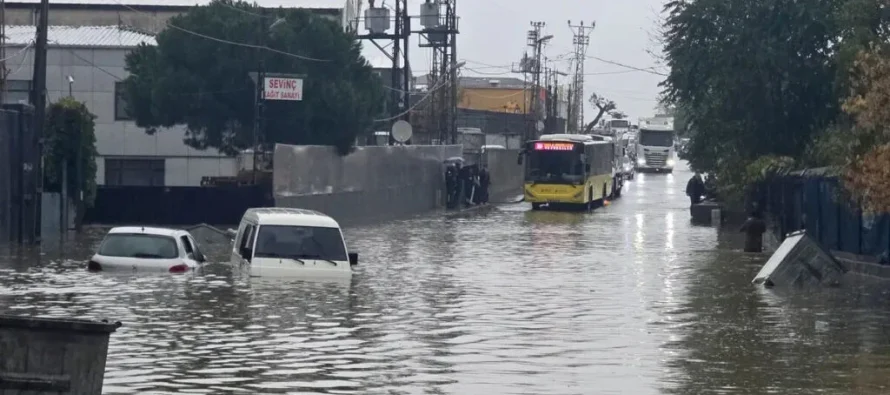 Përmbytje të mëdha në Stamboll, humb jetën një 14-vjeçar nga goditja elektrike