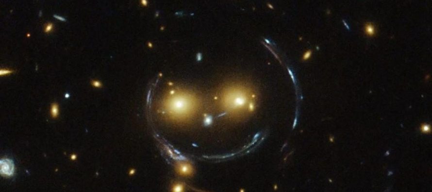 NASA rikthen imazhin e rrallë: Një grumbull galaktikash që duket sikur buzëqesh