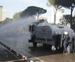 Policia e Shtetit apel protestuesve: Distancohuni nga personat e maskuar