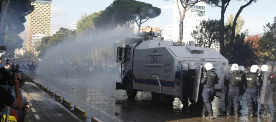 Policia e Shtetit apel protestuesve: Distancohuni nga personat e maskuar