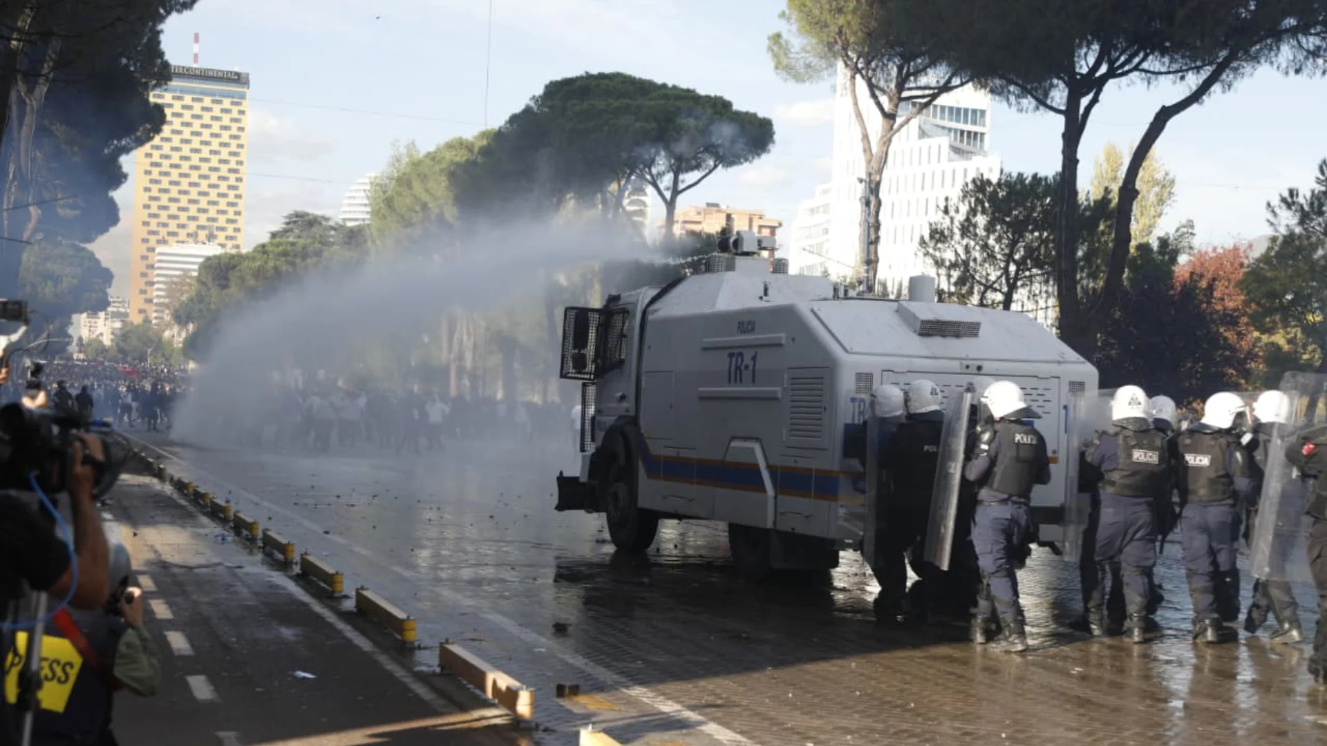 Policia e Shtetit apel protestuesve  Distancohuni nga personat e maskuar