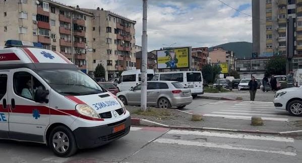 E moshuara 71 vjeçare lëndohet rëndë pas rrëzimit nga ballkoni në Gostivar