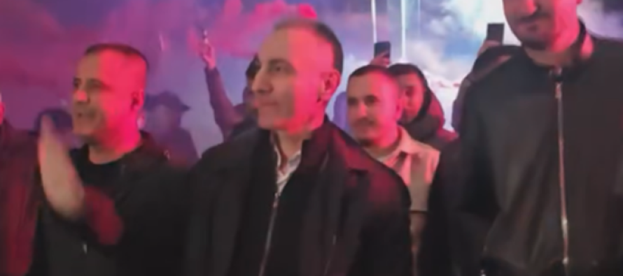 Pritje në Çair për lirimin e Artan Grubit nga paraburgimi shtëpiak | VIDEO