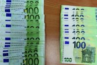 200 mijë euro të padeklaruara në kufi, zbulohen mes ulëseve, nën kompjuter dhe në valixhe