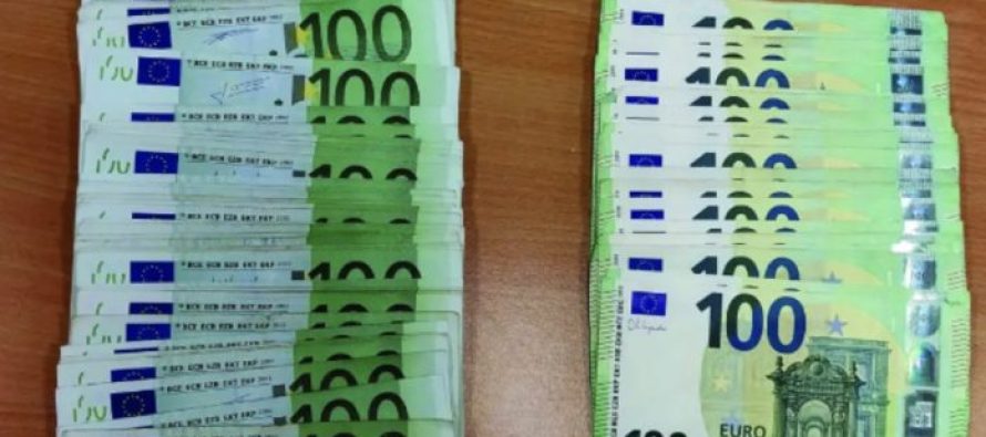 200 mijë euro të padeklaruara në kufi, zbulohen mes ulëseve, nën kompjuter dhe në valixhe