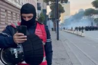 Tirana mes flakës e tymit, shkatërrim bankash e plaçkitje biznesesh private, përplasje e protestuesve me policinë